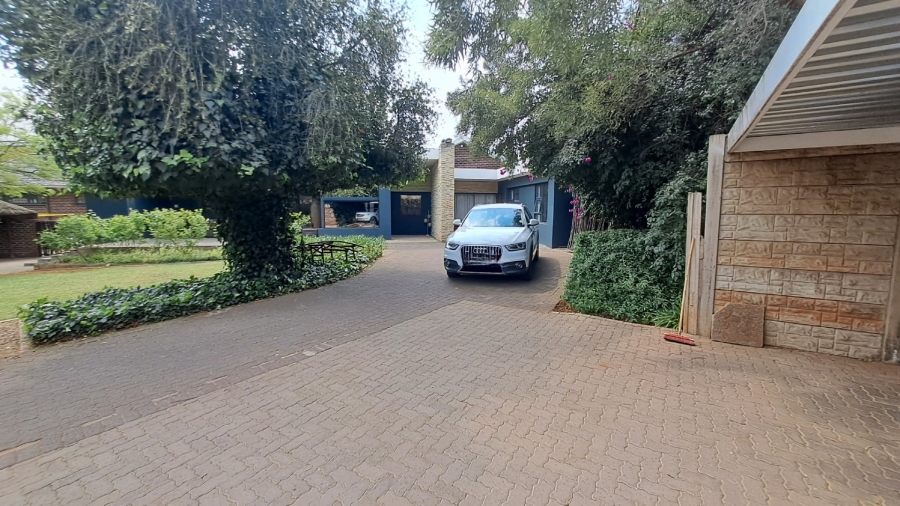 5 Bedroom Property for Sale in Langenhovenpark Free State